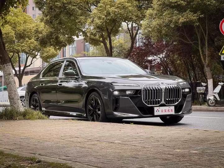 [Топовая комплектация] Подержанный BMW 7 серии 2023 года, модель 740Li в версии Premium с пакетом M Sport