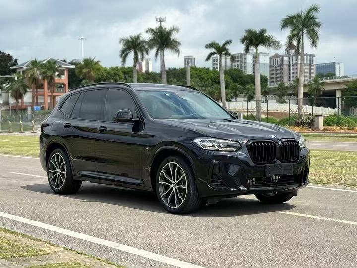 Подержанный BMW X3 2022 года, модель xDrive30i в комплектации Leader с пакетом M Night Edition