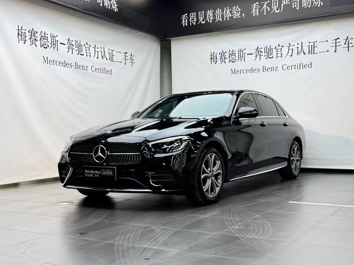 Подержанный Mercedes-Benz E-класса 2021 года, модель E 300L в спортивной люксовой комплектации.